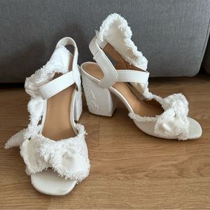 Bill Blass Carmen 90 White Sandal Size 7